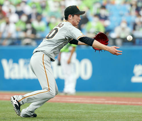 ヤクルト対巨人　7回裏ヤクルト無死一、二塁、宮本の打球をファンブルする戸郷（撮影・狩俣裕三）