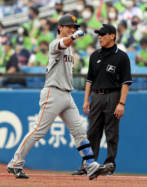ヤクルト対巨人　8回表巨人2死一、三塁、適時打を放ち、笑顔を見せる小林（撮影・狩俣裕三）