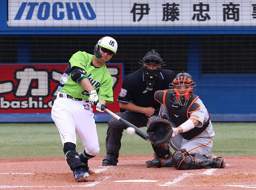 ヤクルト対巨人　1回裏ヤクルト無死一塁、右翼線に二塁打を放つ青木（撮影・河野匠）