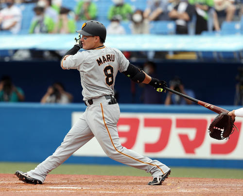 ヤクルト対巨人　3回表巨人無死一塁、適時二塁打を放つ丸（撮影・狩俣裕三）