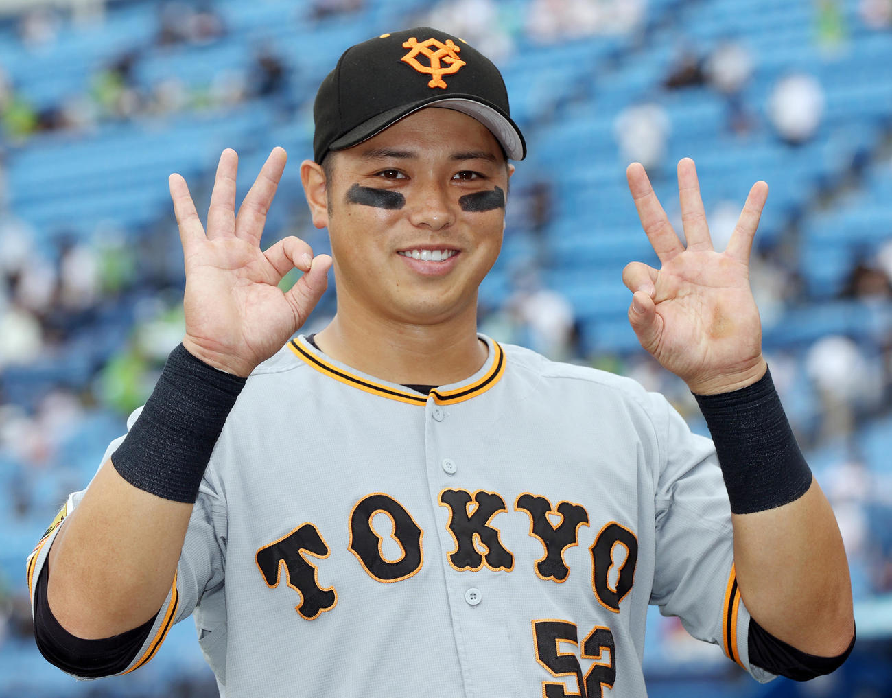 ヤクルト対巨人　ヒーローインタビュー後、ポーズを決める北村（撮影・狩俣裕三）