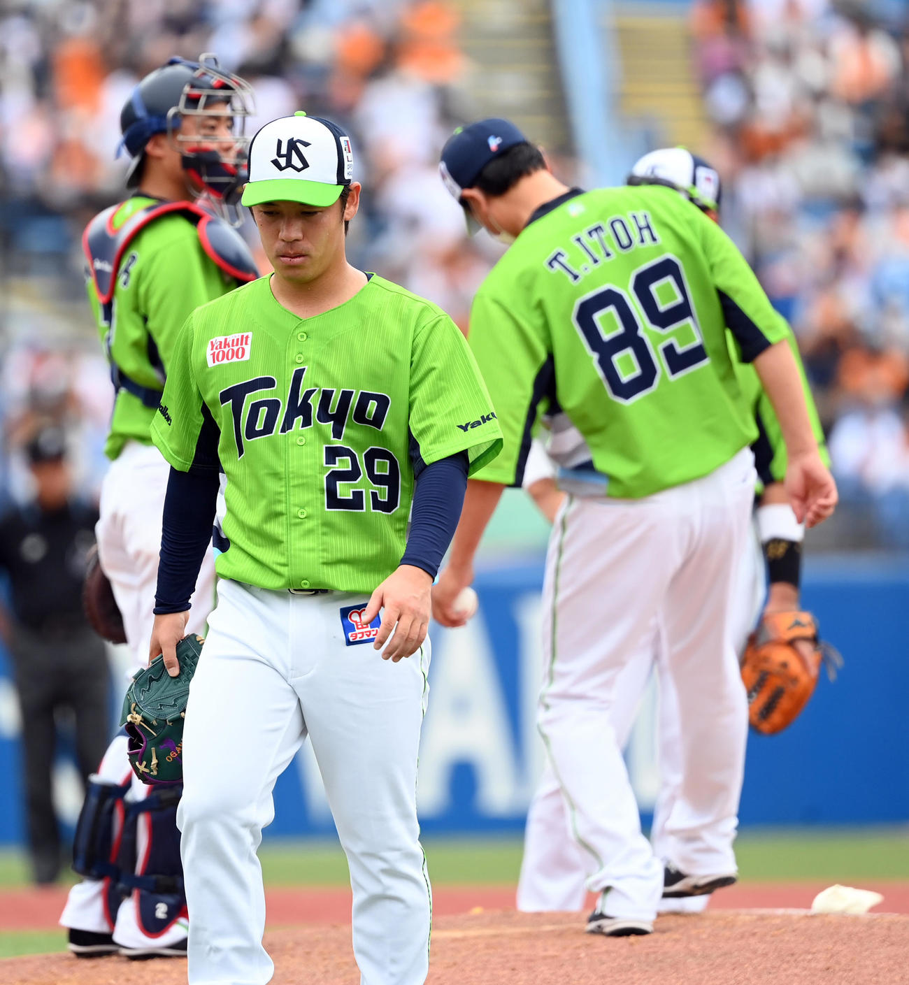 ヤクルト対巨人　3回途中6失点で降板したヤクルトの先発小川（撮影・たえ見朱実）
