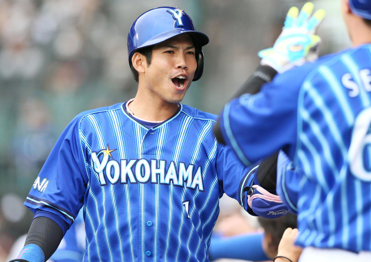 阪神対DeNA 7回表DeNA1死二塁、桑原（左）は中越え2点本塁打を放ちナインの祝福を受ける（撮影・上山淳一）