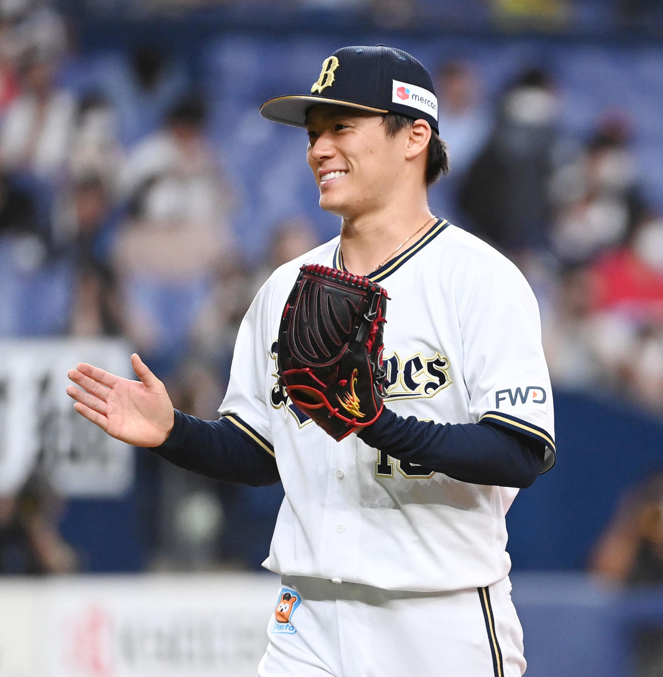 オリックス対西武　2回表西武1死一、二塁、愛斗を遊ゴロ併殺に打ち取り笑顔でベンチに戻る山本（撮影・前岡正明）