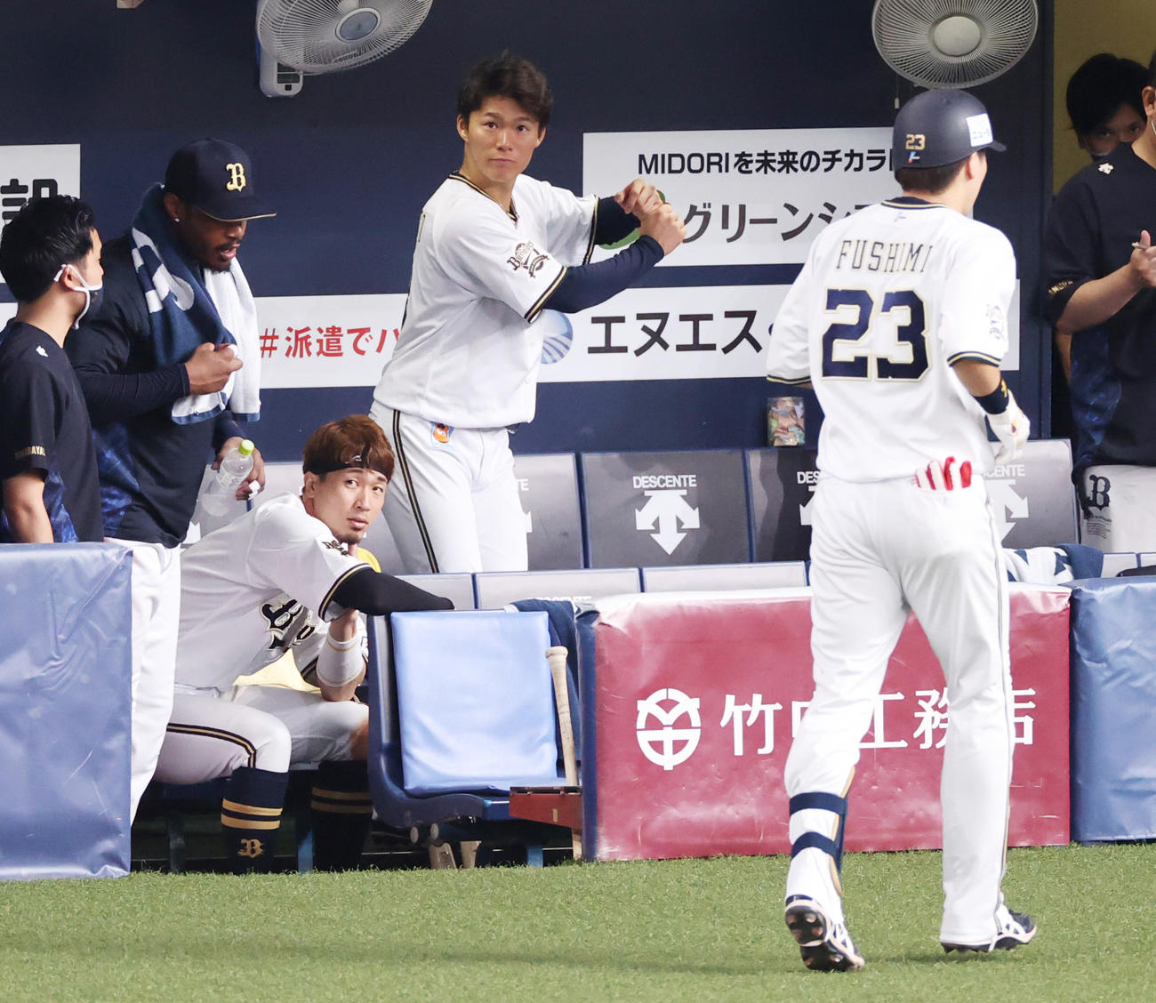 オリックス対西武　7回裏オリックス、ベンチでスイングをみせるオリックス山本（中央）（撮影・清水貴仁）