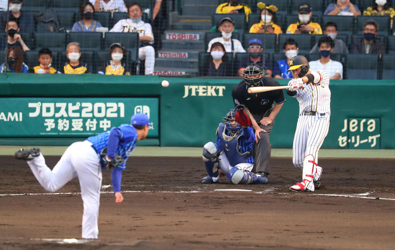 阪神対DeNA 2回裏阪神無死、大山は右前打を放つ（撮影・宮崎幸一）