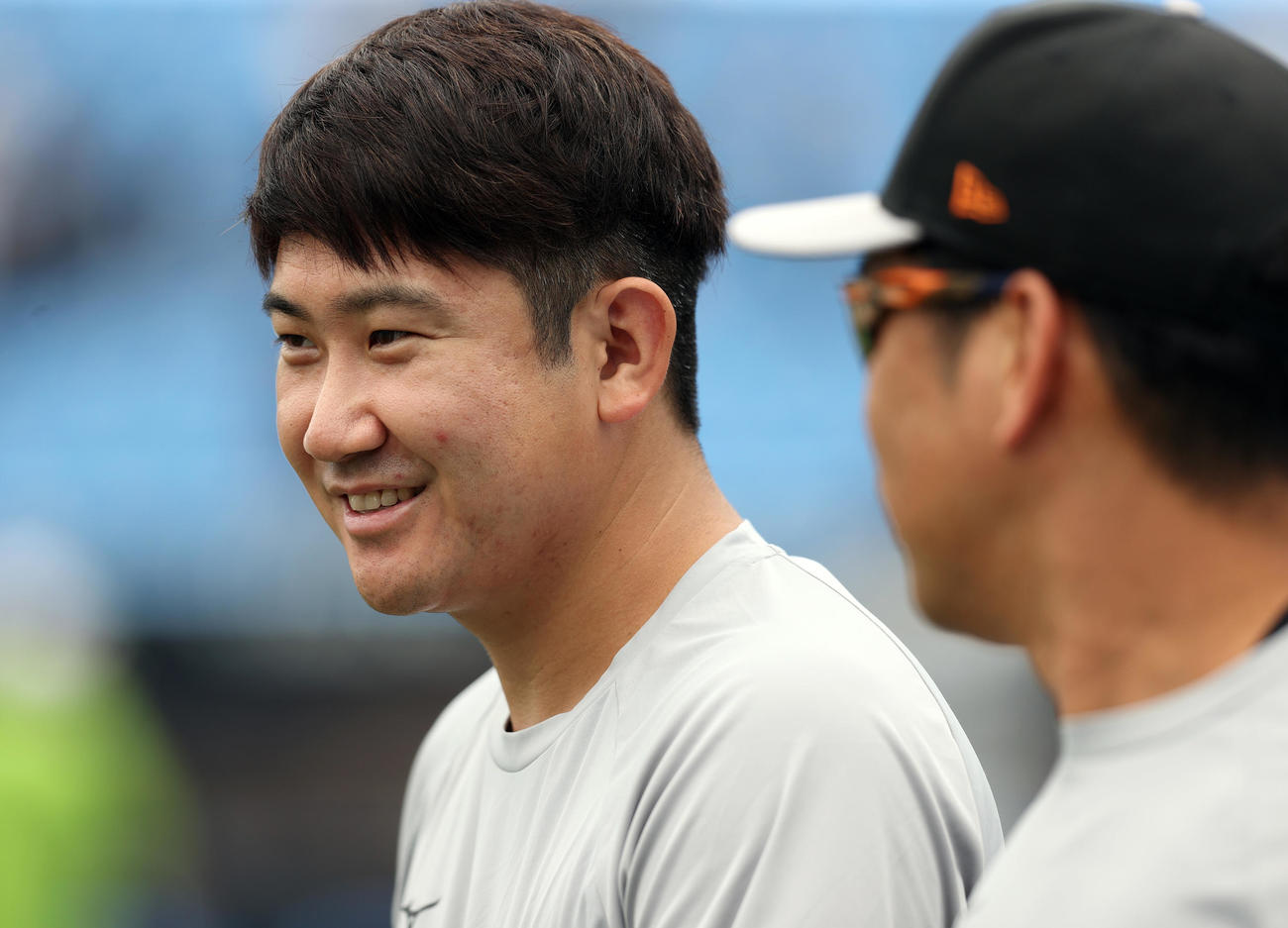 ヤクルト対巨人　試合前の練習で、中島（手前）と談笑する菅野（撮影・狩俣裕三）