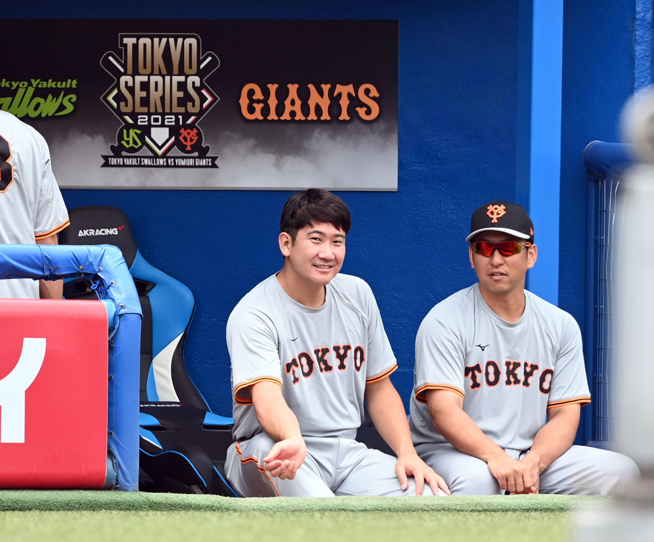 ヤクルト対巨人　練習前、中島（右）と話をする巨人菅野（撮影・たえ見朱実）