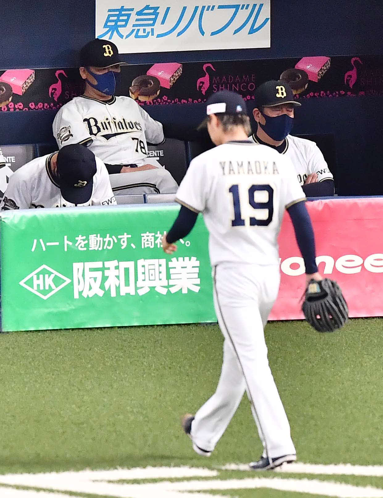 6月22日のオリックス対日本ハム　1回表日本ハム1死満塁、山岡（手前）に降板を告げた中嶋監督（左奧）（撮影・上田博志）