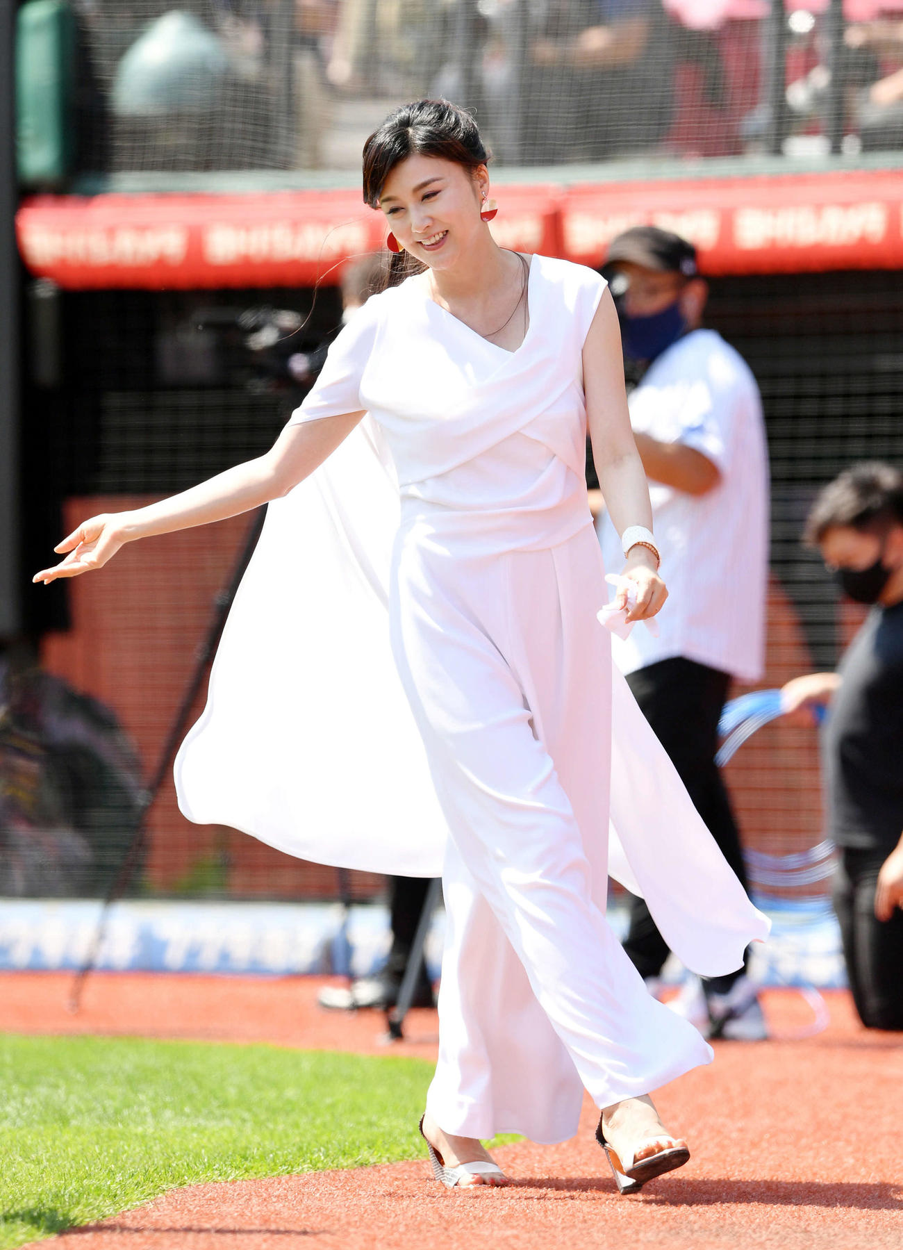 楽天対ソフトバンク　試合前のイベントに登場した藤原紀香（撮影・滝沢徹郎）