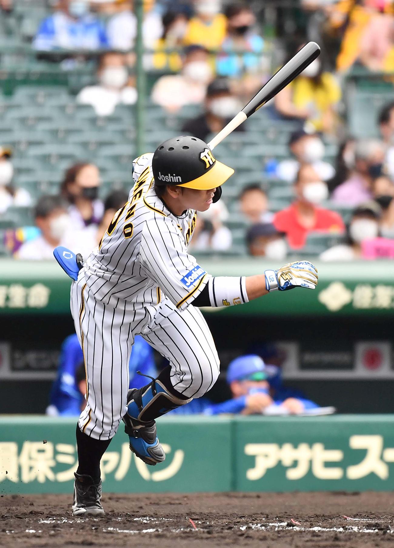 阪神対DeNA 2回裏阪神2死一、二塁、中前に先制適時打を放つ梅野（撮影・上田博志）