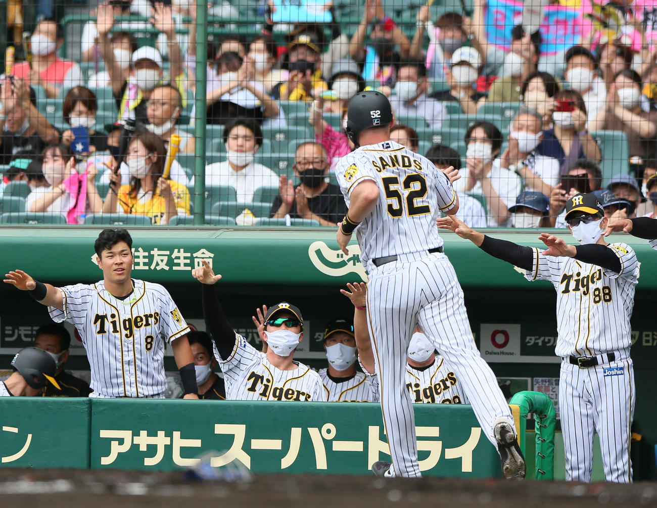 阪神対DeNA 2回裏阪神2死一、二塁、矢野監督（右）は梅野の中前適時打で生還のサンズを出迎える（撮影・上山淳一）