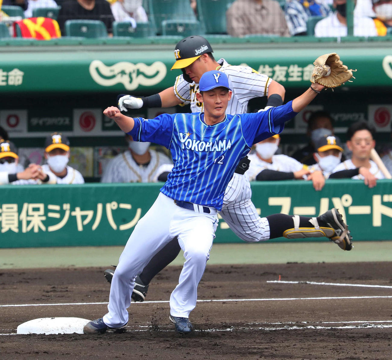 阪神対DeNA 2回裏阪神無死一塁、佐藤輝は一塁ゴロ併殺打に倒れる（撮影・宮崎幸一）