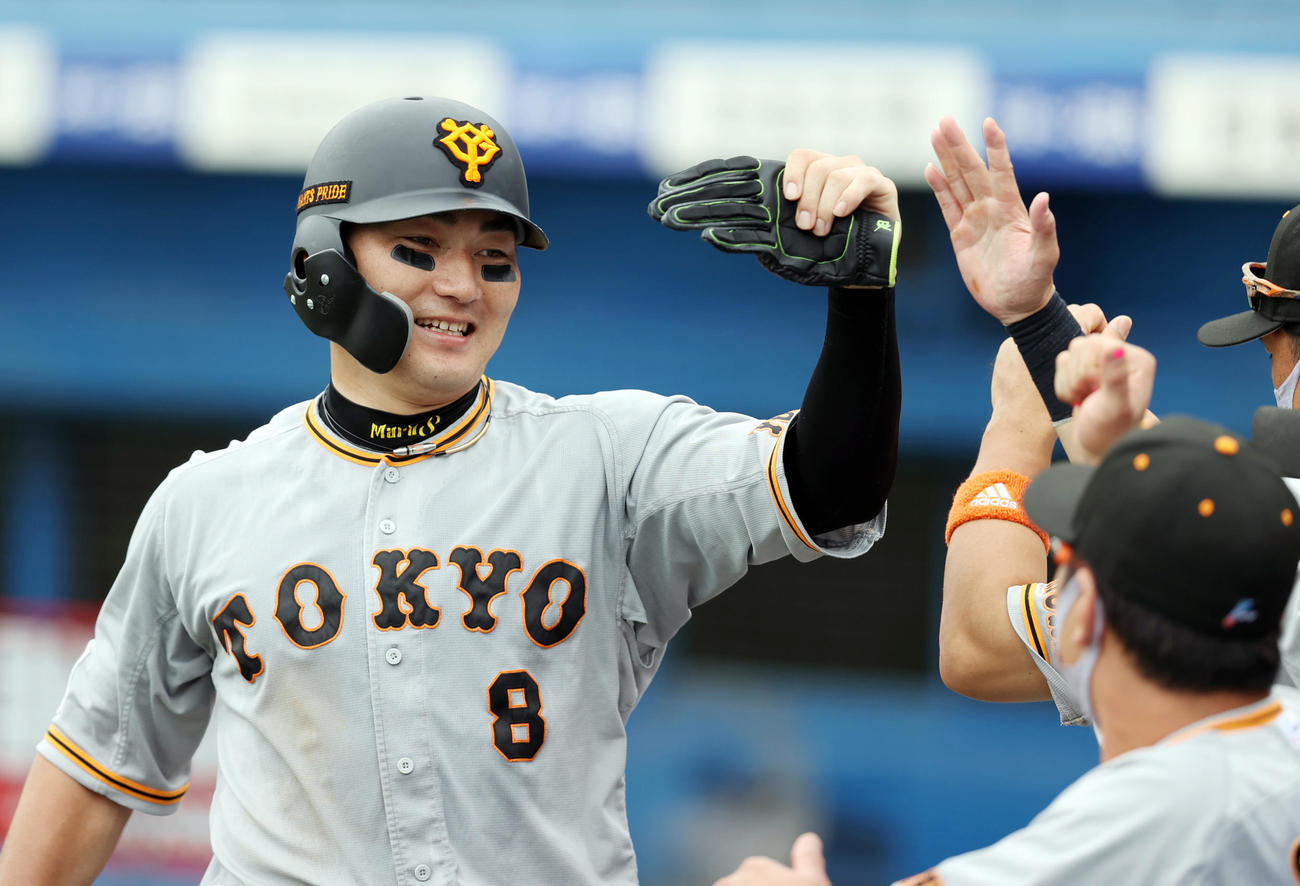 ヤクルト対巨人　3回表巨人無死一、二塁、坂本の適時打で生還し、ベンチに迎えられる丸（撮影・狩俣裕三）