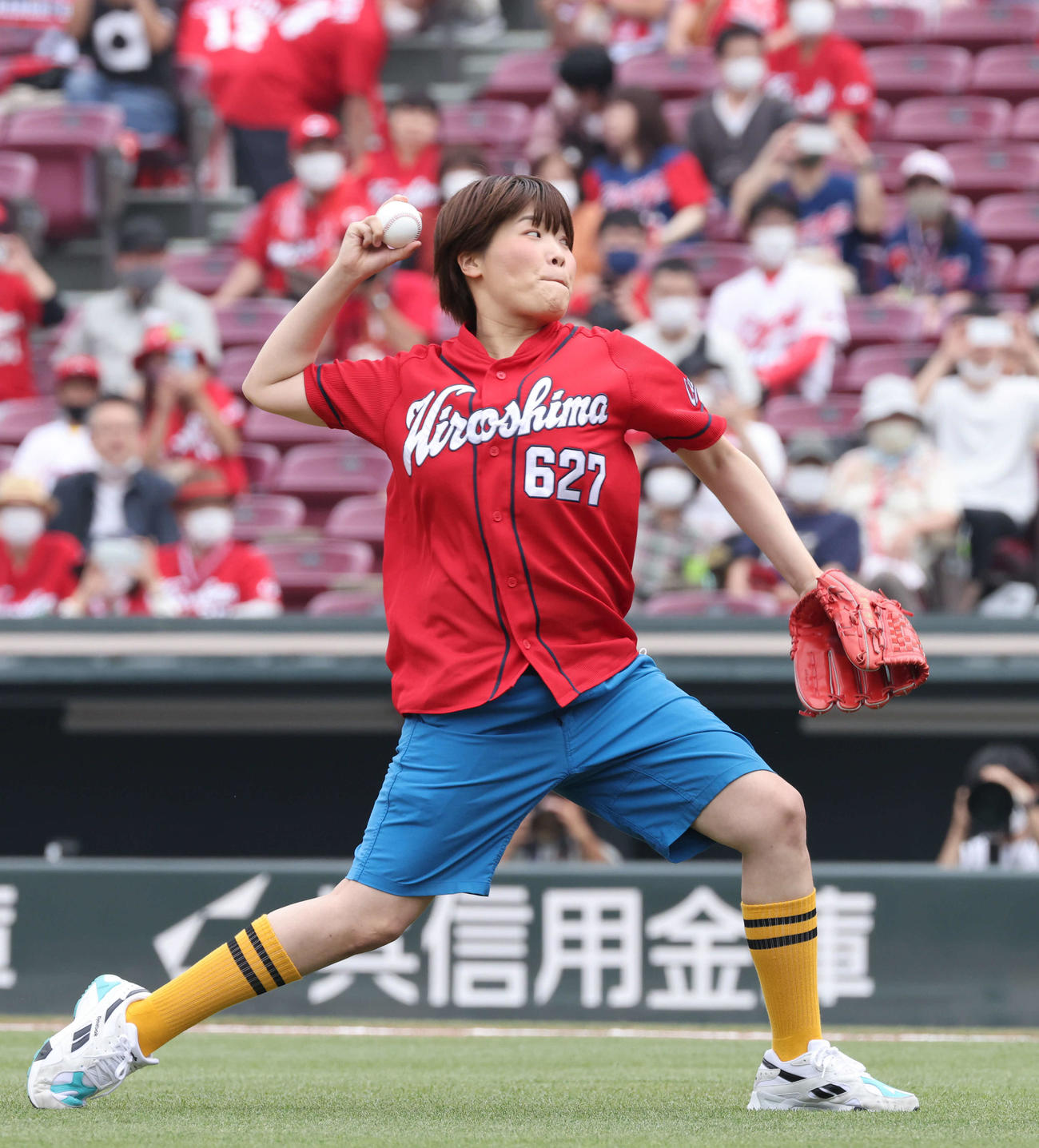広島対中日　始球式で投げるガンバレルーヤのまひる（撮影・加藤孝規）