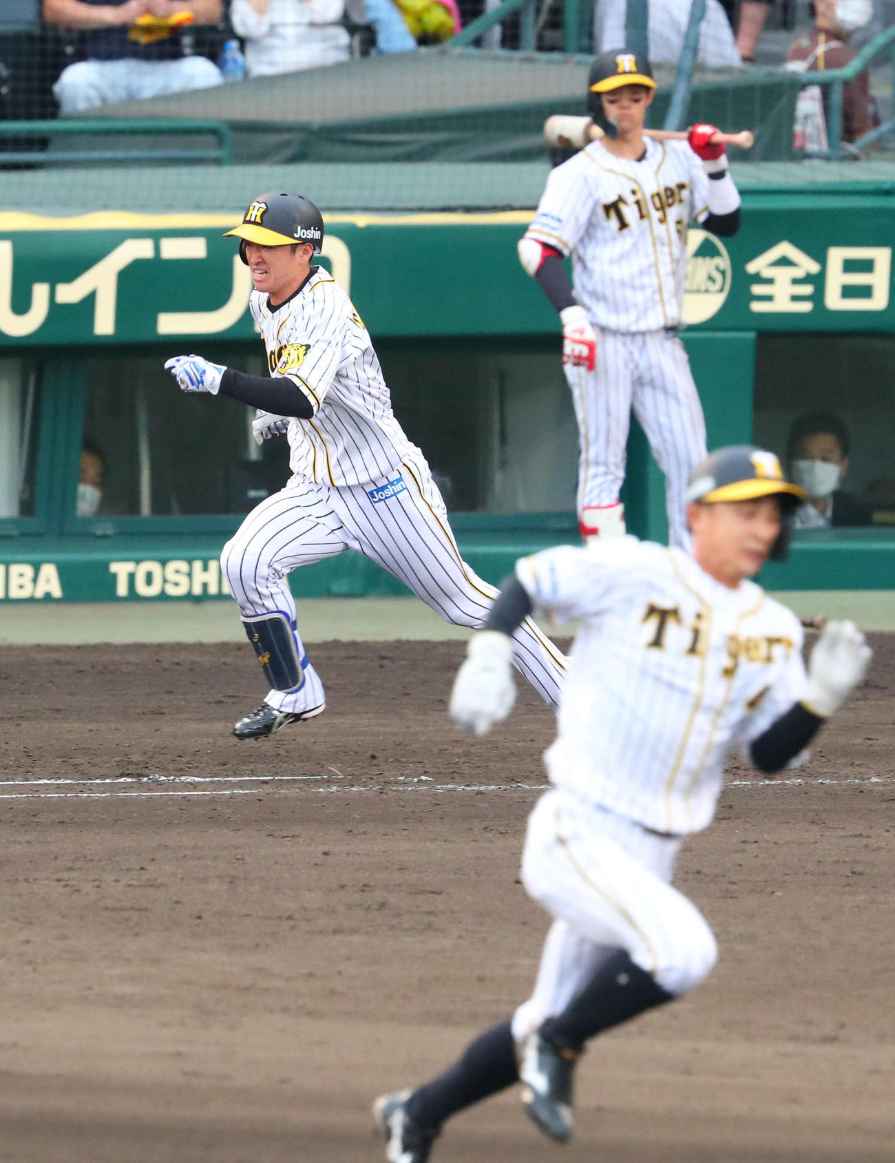 阪神対DeNA 8回裏阪神1死一、三塁、近本は二塁ゴロ併殺打に倒れる。手前は熊谷、後方は中野（撮影・宮崎幸一）