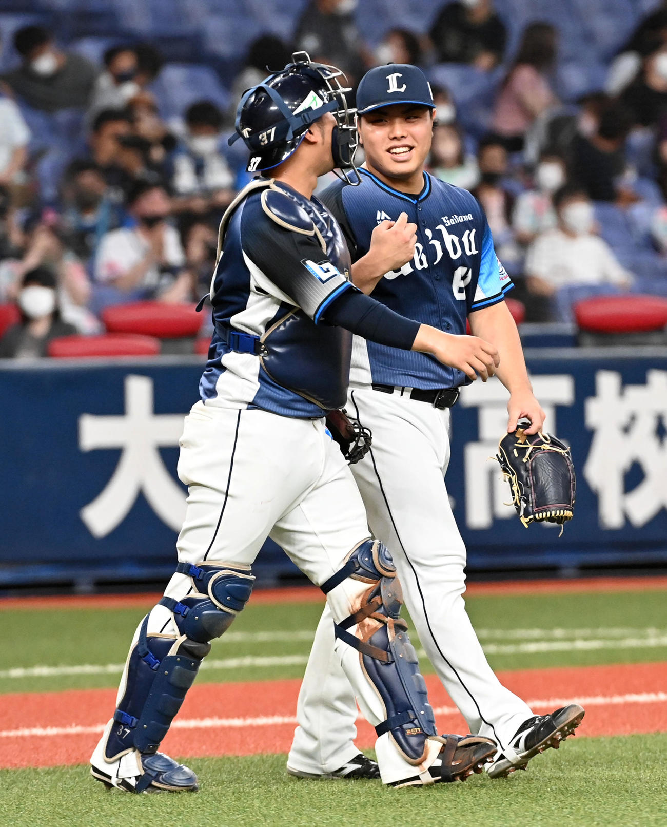 オリックス対西武　9回、オリックスを0点に抑えベンチに戻ろうとした平良（右）は柘植に言われてナインの元に戻る（撮影・前岡正明）