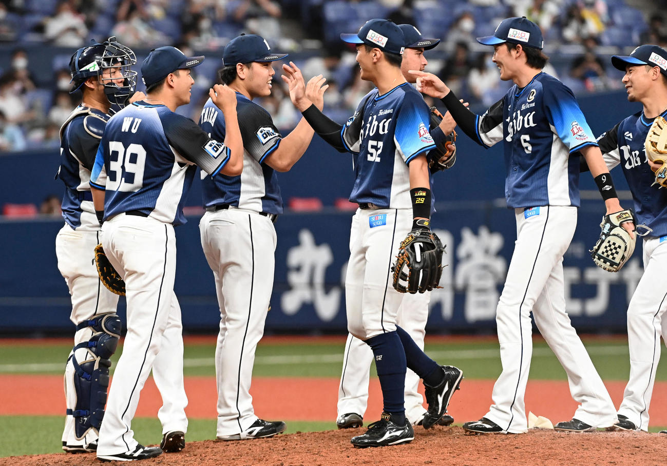 オリックス対西武　9回、オリックスを0点に抑えベンチに戻ろうとした平良（左から3人目）は源田（右）から突っ込まれる（撮影・前岡正明）