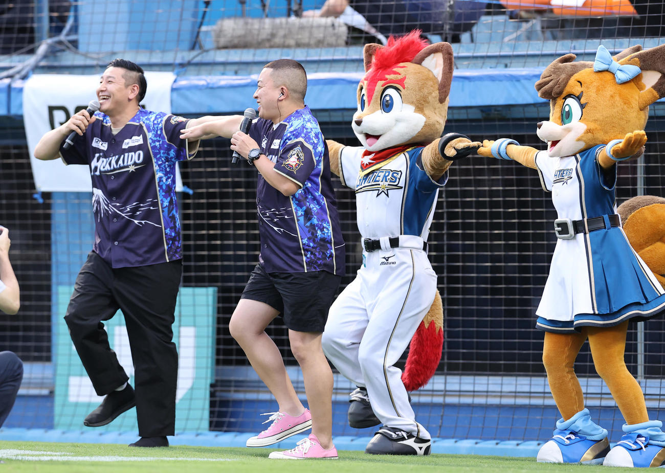 日本ハム対ロッテ　試合前、会場を盛り上げるチョコレートプラネットの長田庄平（左）と松尾駿（撮影・垰建太）