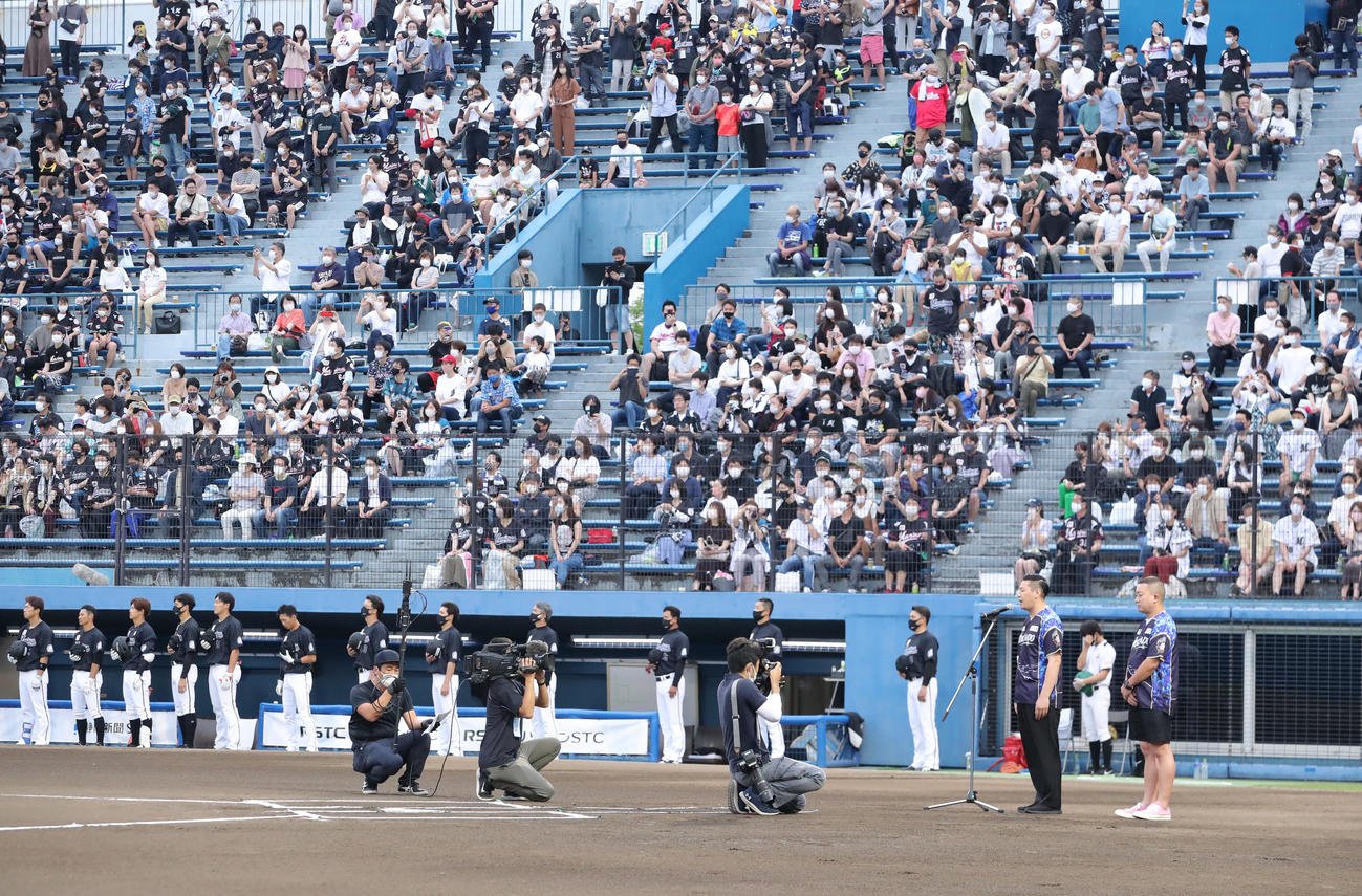 日本ハム対ロッテ　試合前、君が代独唱するチョコレートプラネットの長田庄平（左）と松尾駿（撮影・垰建太）