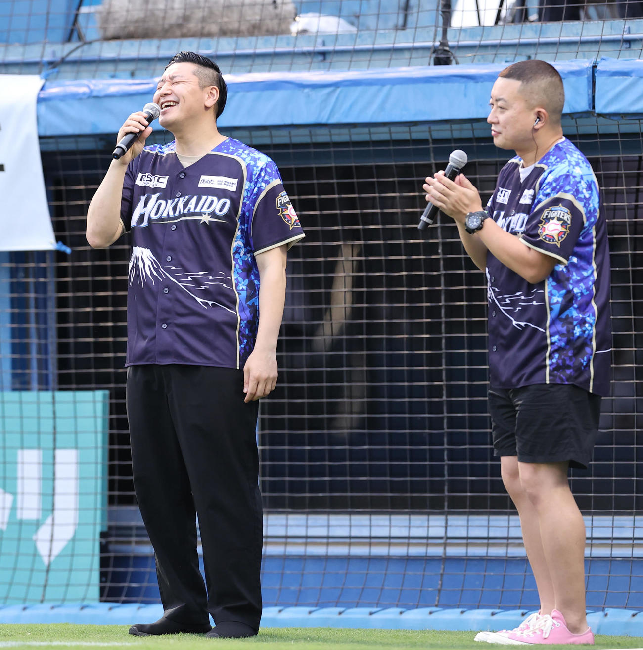 日本ハム対ロッテ　試合前、会場を盛り上げるチョコレートプラネットの長田庄平（左）と松尾駿（撮影・垰建太）
