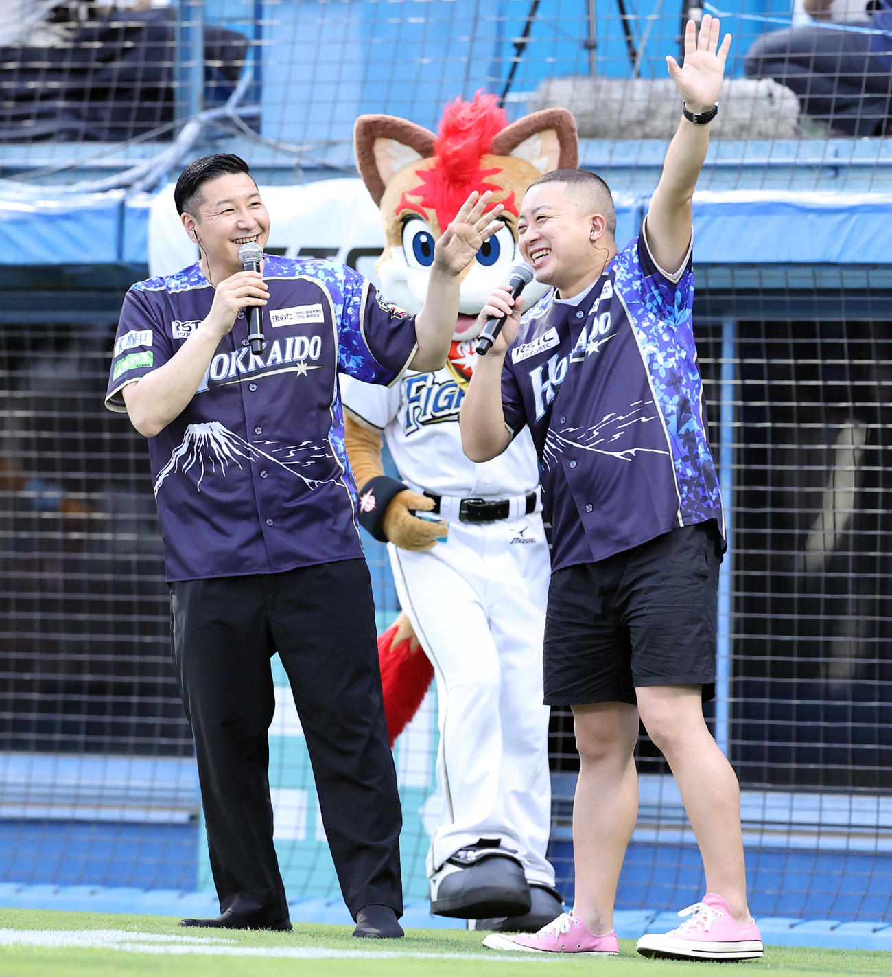 日本ハム対ロッテ　試合前、会場を盛り上げるチョコレートプラネットの長田庄平（左）と松尾駿（撮影・垰建太）