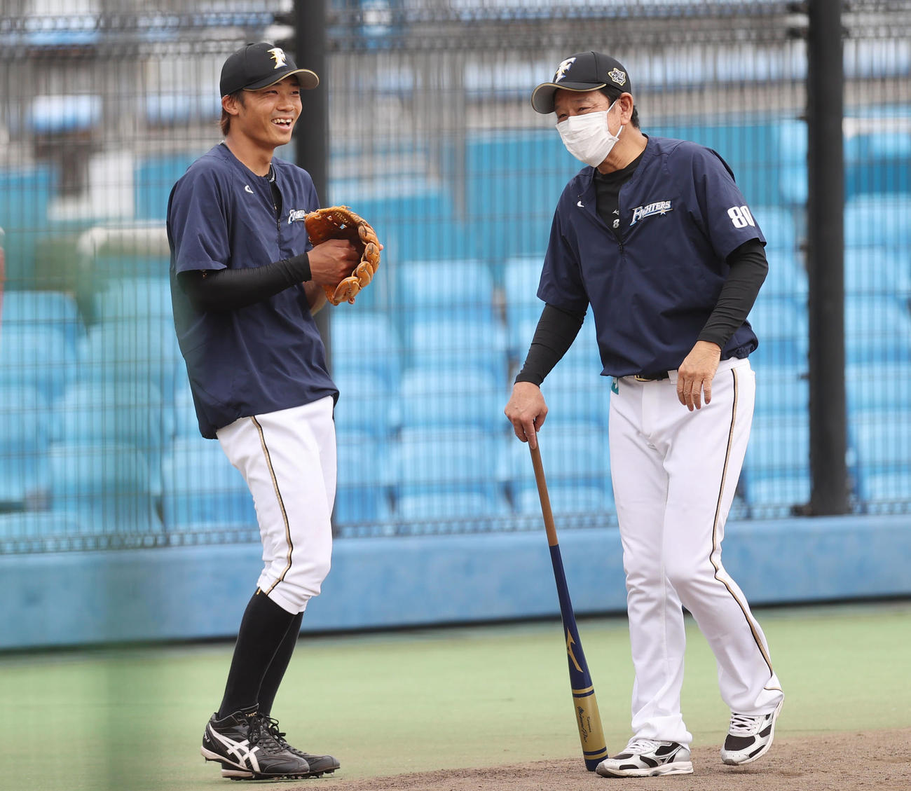 日本ハム対ロッテ　試合前、談笑する日本ハム中島（左）と栗山監督（撮影・垰建太）