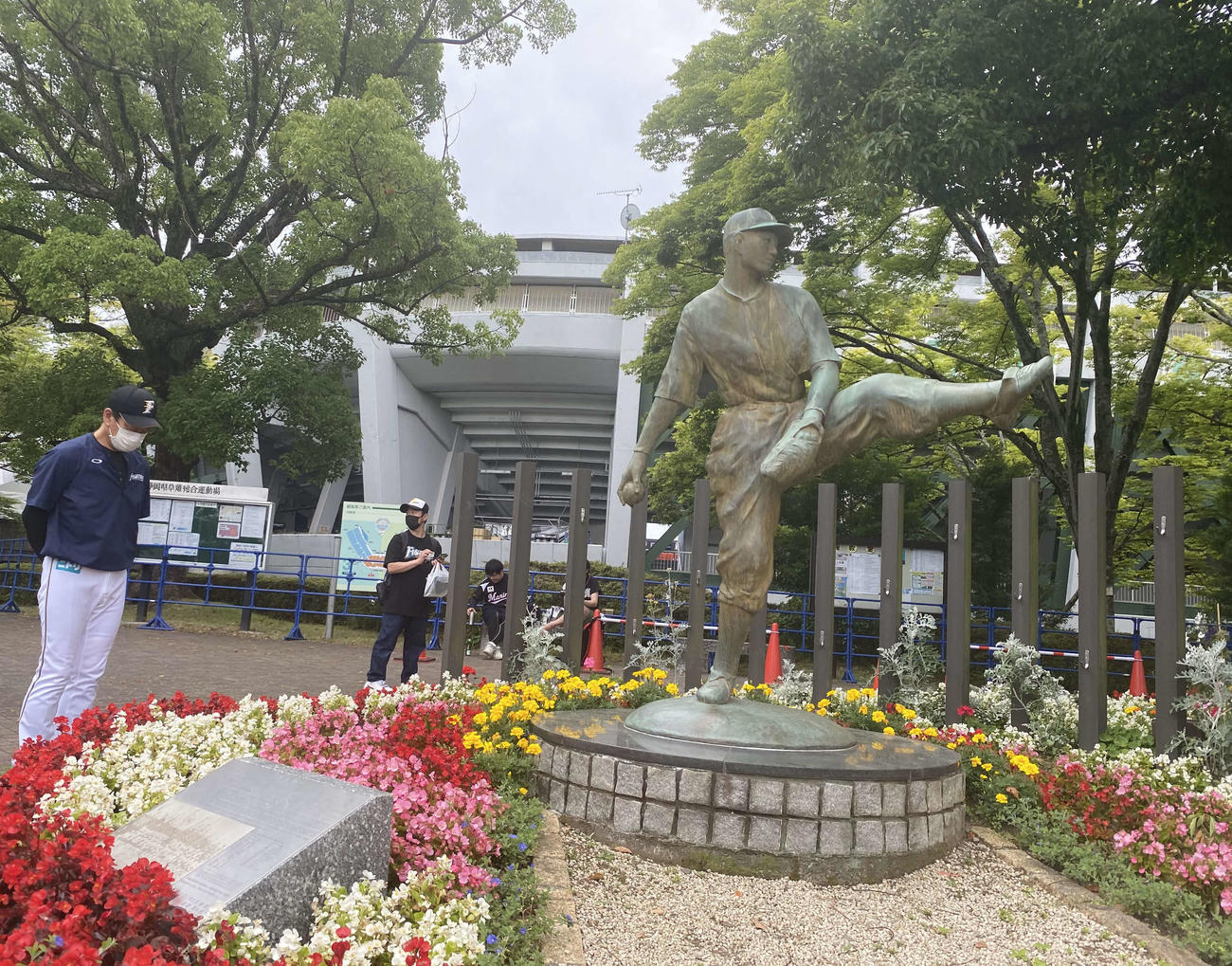 沢村栄治像を訪れた日本ハム栗山監督（撮影・田中彩友美）