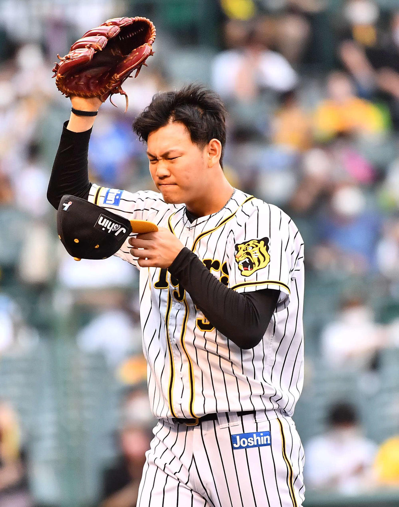 阪神対DeNA 7回逆転本塁打を許し悔しそうな表情を見せる及川（撮影・上田博志）