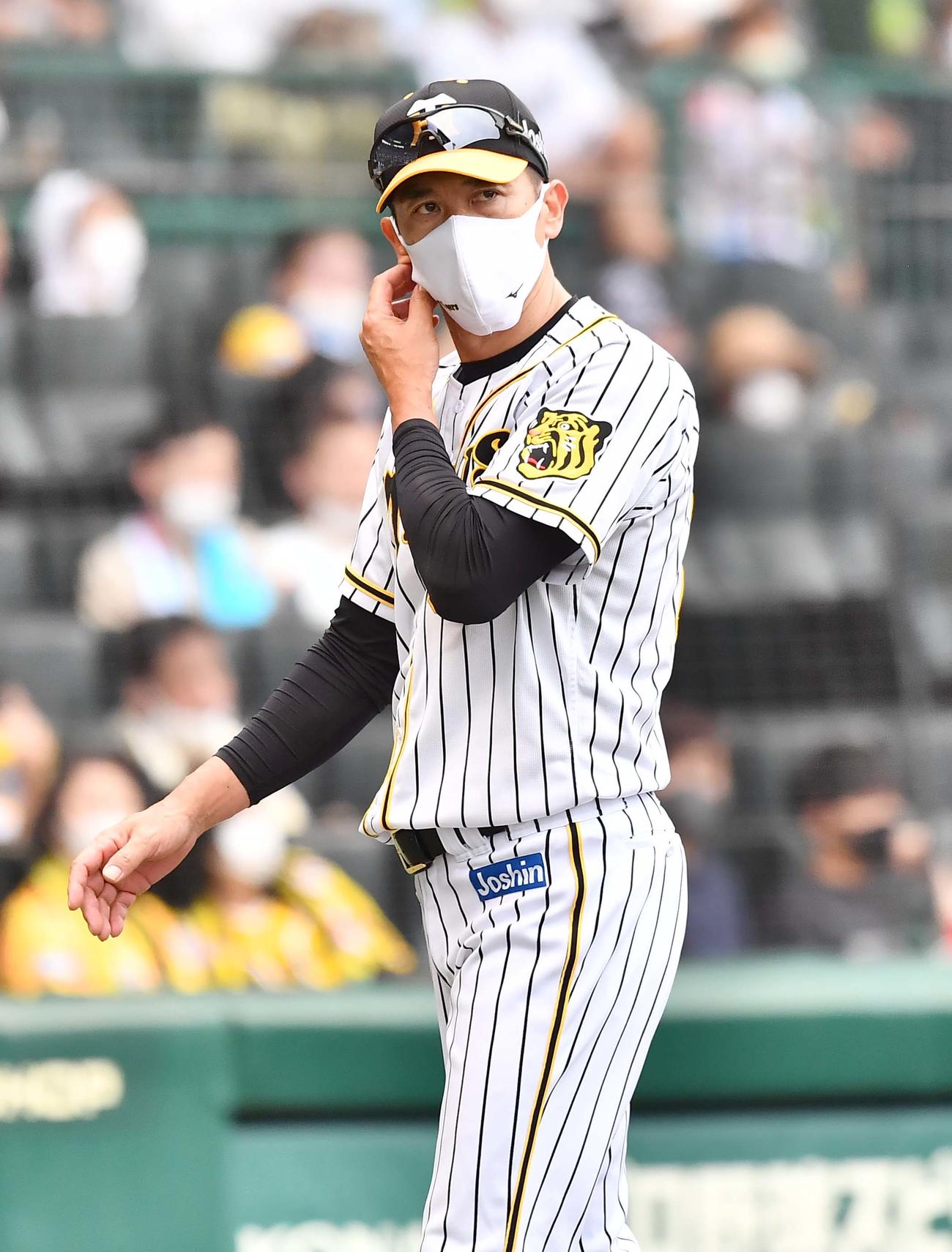 阪神対DeNA 6回、投手交代を告げる矢野監督（撮影・上田博志）