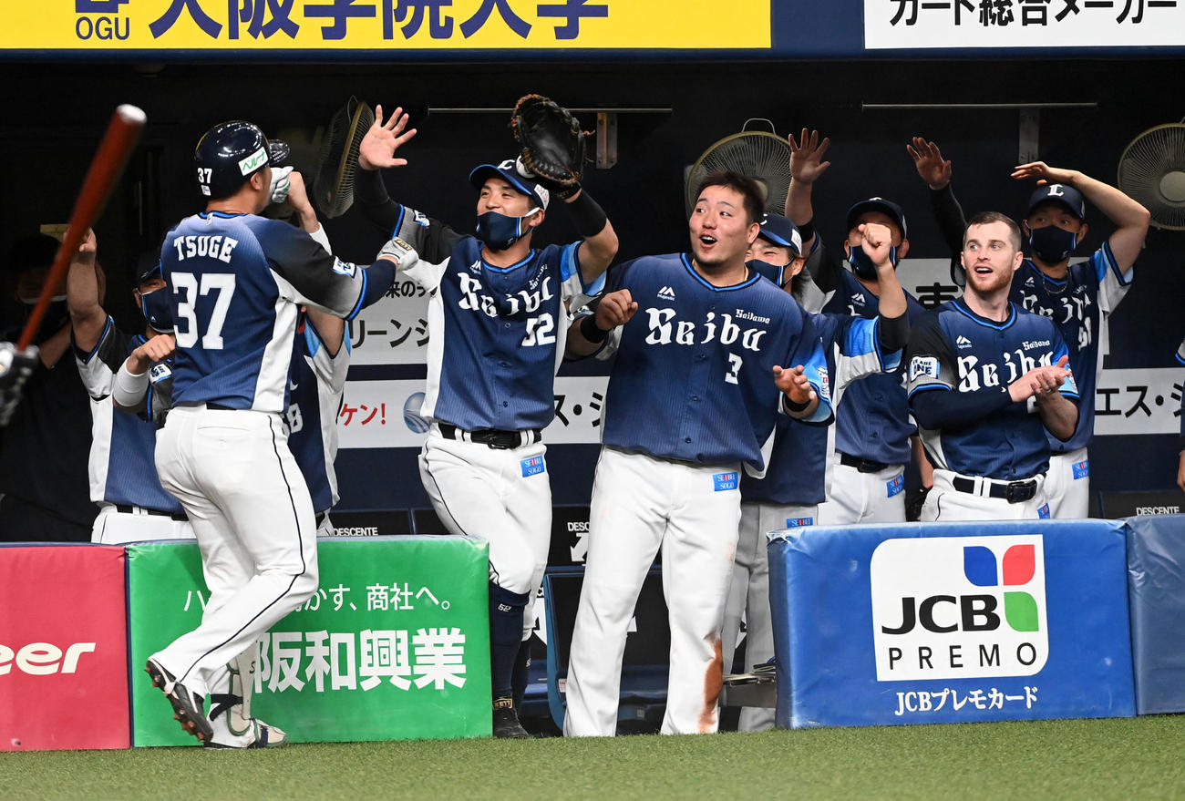 オリックス対西武　3回表西武無死一塁、左越え2点本塁打を放った柘植（左）を迎える西武ナイン（撮影・前岡正明）