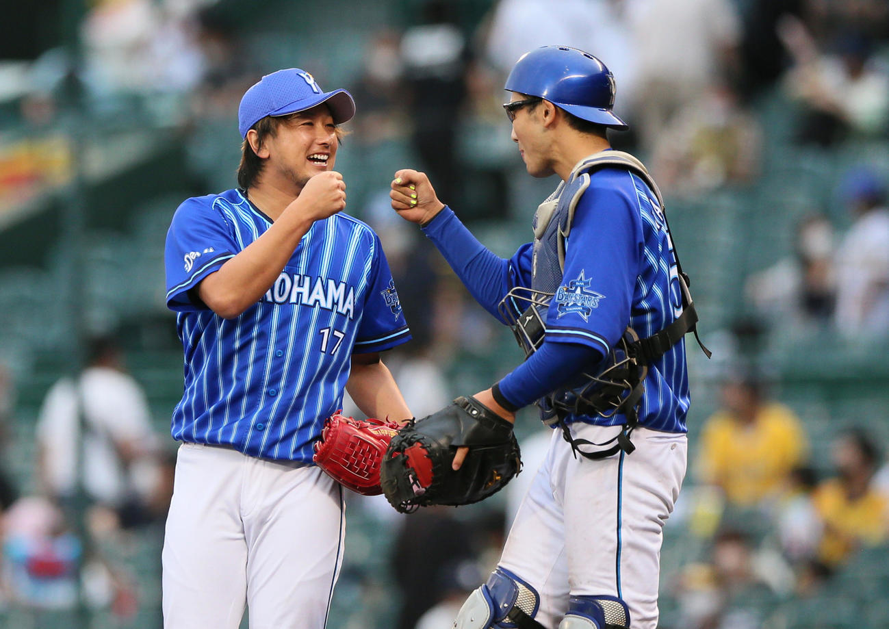 阪神対DeNA　試合を締めたDeNA三嶋は笑顔で山本とグータッチを交わす（撮影・上山淳一）