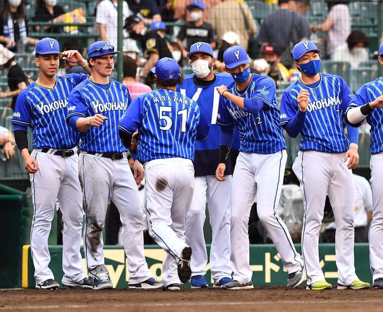 阪神対DeNA　阪神に勝利しナインと肘タッチして喜ぶ阪口皓亮（右から2人目）（撮影・上田博志）