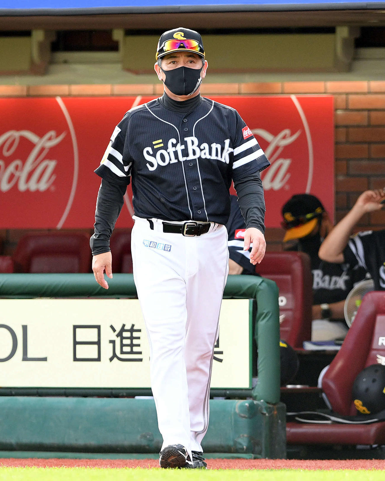 楽天対ソフトバンク　交代を告げるソフトバンク工藤監督（撮影・滝沢徹郎）