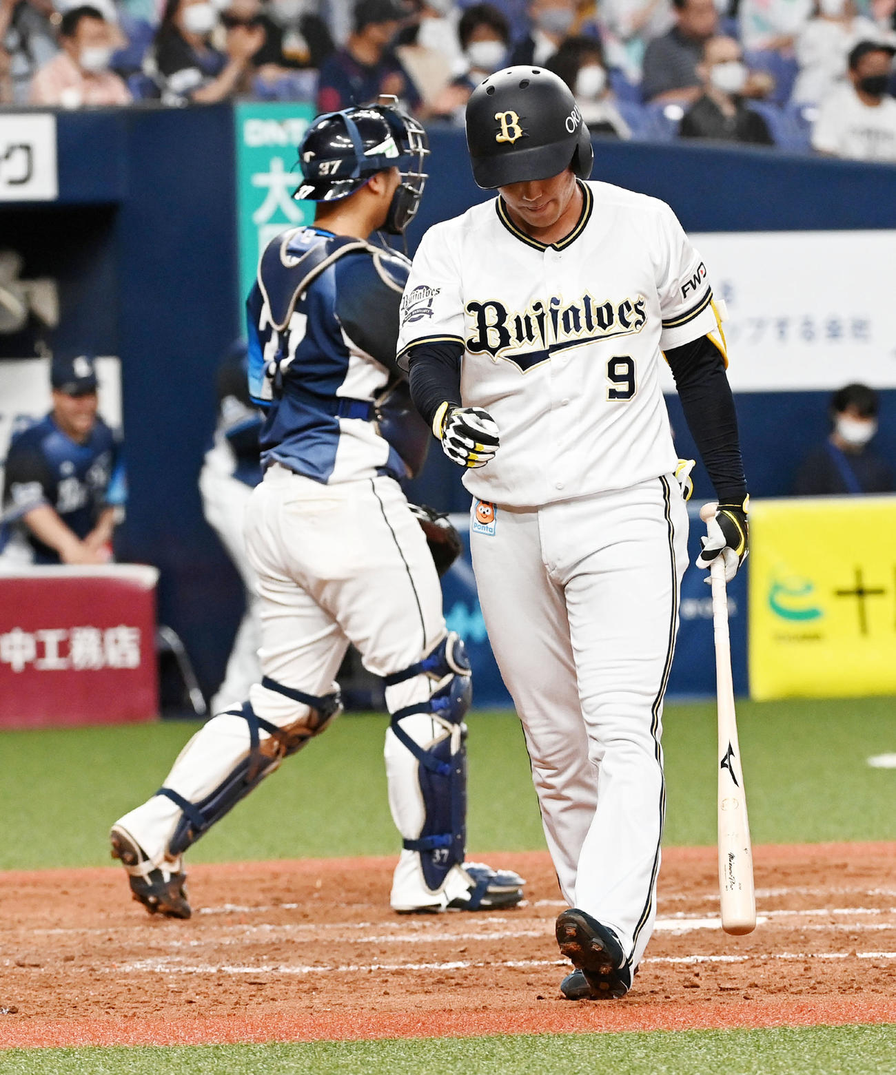 オリックス対西武　9回裏オリックス2死一、二塁、大城は空振りの三振に倒れ試合終了（撮影・前岡正明）