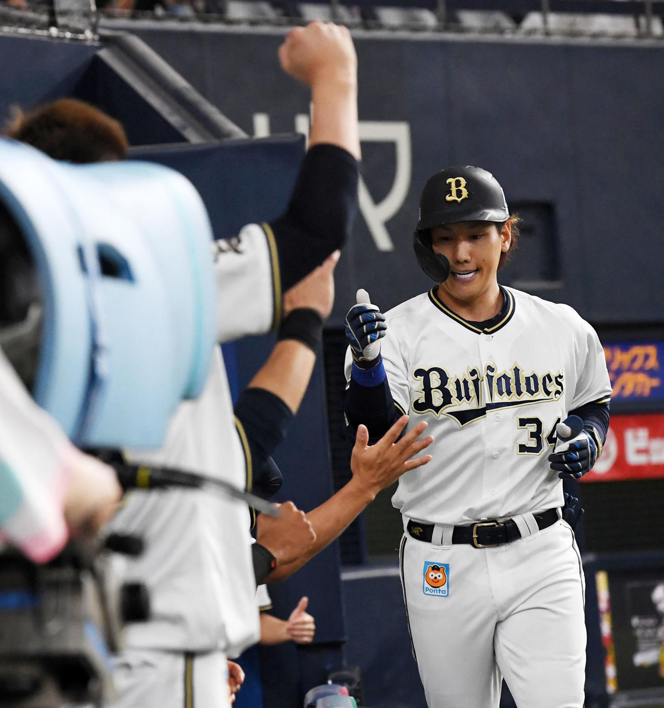 オリックス対西武　7回裏オリックス1死、吉田正は右越え本塁打を放ちナインの祝福を受ける（撮影・前岡正明）