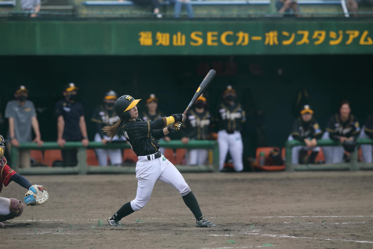 第12回関西女子硬式野球選手権ラッキートーナメント大会・準々決勝で、3安打3打点の活躍を見せた「阪神タイガースWomen」の前田桜茄外野手（阪神タイガースWomen提供）