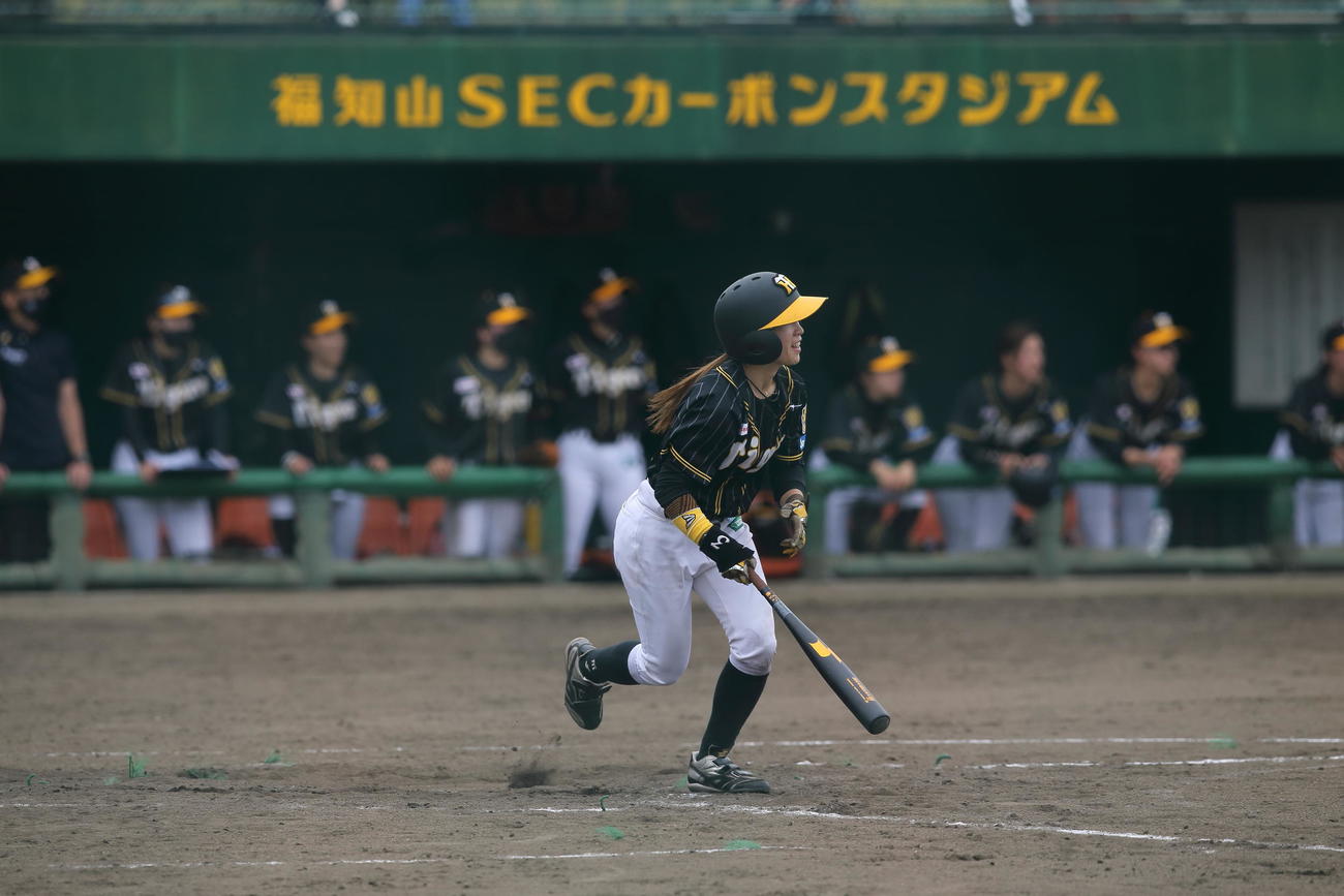 第12回関西女子硬式野球選手権ラッキートーナメント大会・準々決勝で、3安打3打点の活躍を見せた「阪神タイガースWomen」の前田桜茄外野手（阪神タイガースWomen提供）