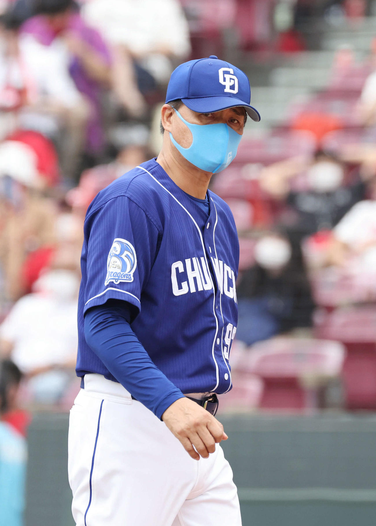 広島対中日　6回裏広島、交代を告げる与田監督（撮影・加藤孝規）