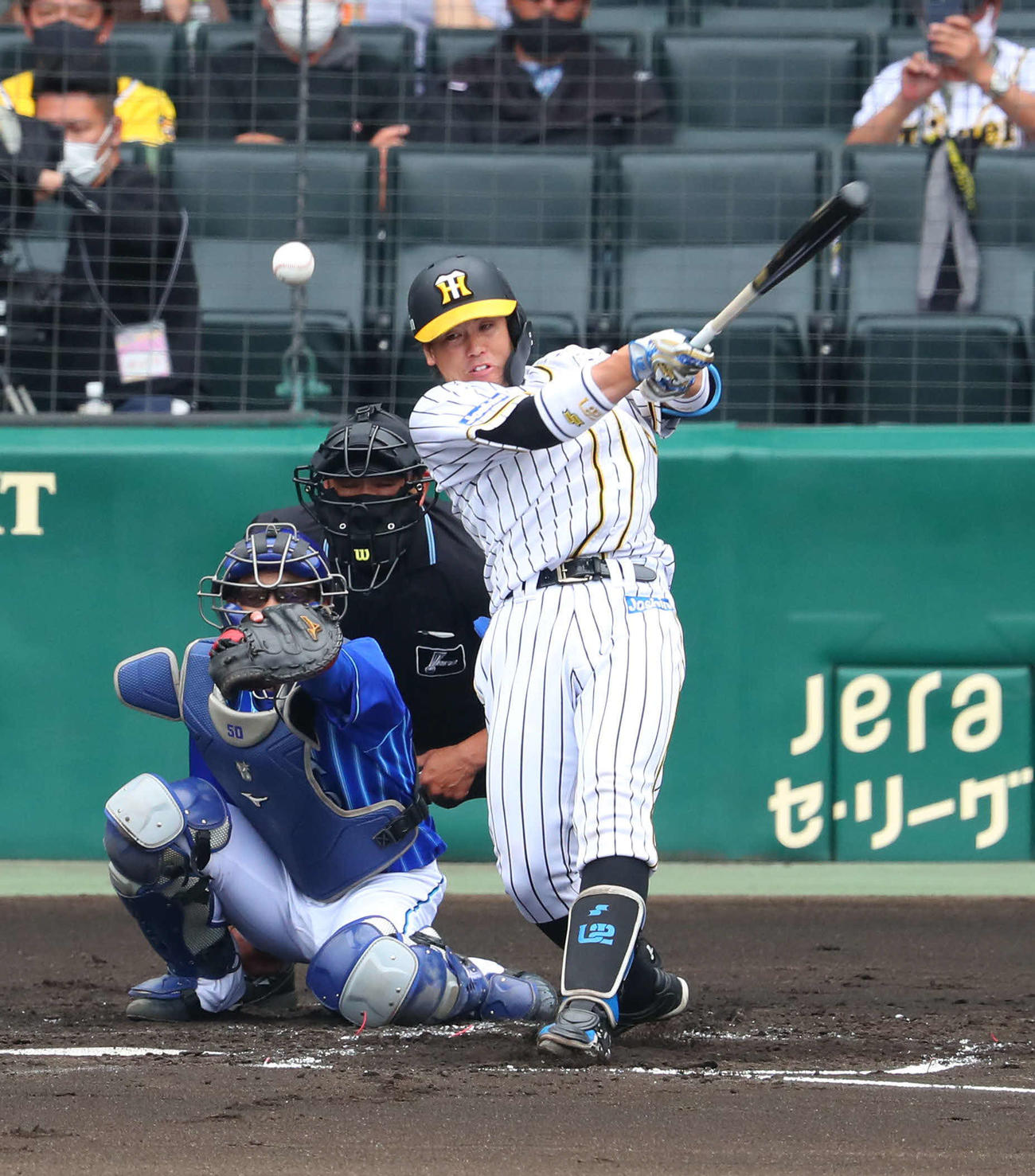 阪神対DeNA 2回裏阪神2死一、二塁、梅野は中前に先制適時打を放つ（撮影・宮崎幸一）