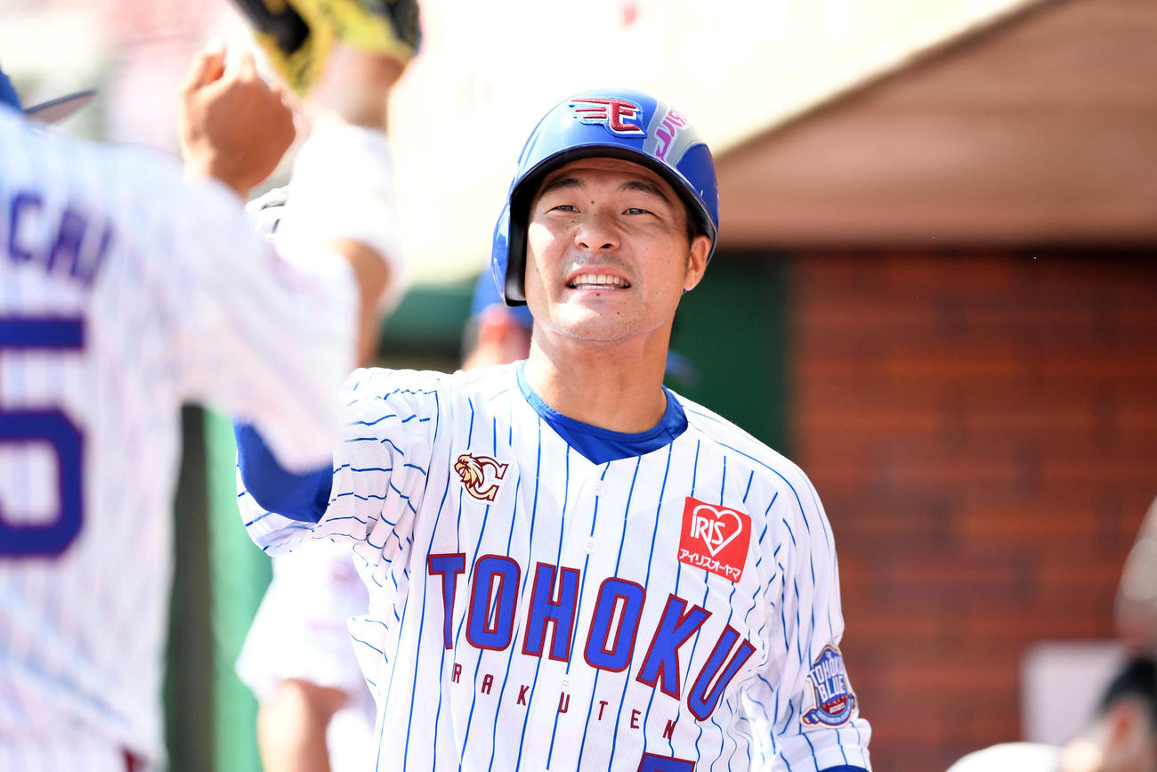楽天対ソフトバンク　1回裏楽天2死満塁、逆転の3点適時三塁打を放った茂木はベンチへ戻りナインとタッチを交わす（撮影・滝沢徹郎）