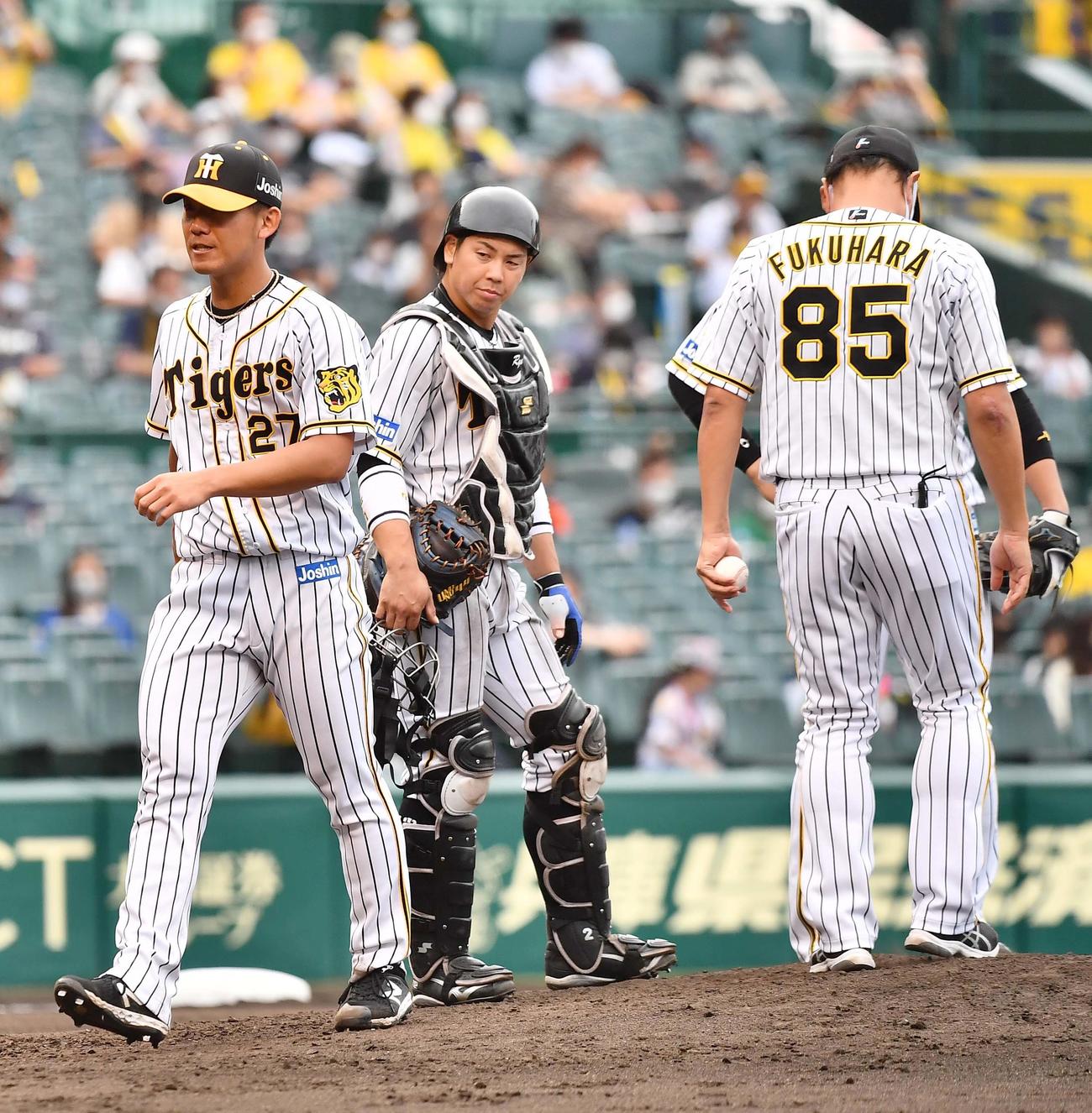 阪神対DeNA　伊藤将司（左）は6回途中で降板する（撮影・上田博志）