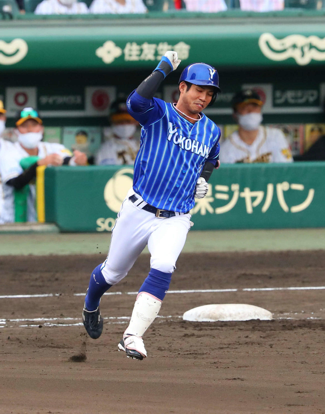 阪神対DeNA 7回表DeNA1死二塁、桑原は中越え逆転2点本塁打を放ちガッツポーズ（撮影・宮崎幸一）