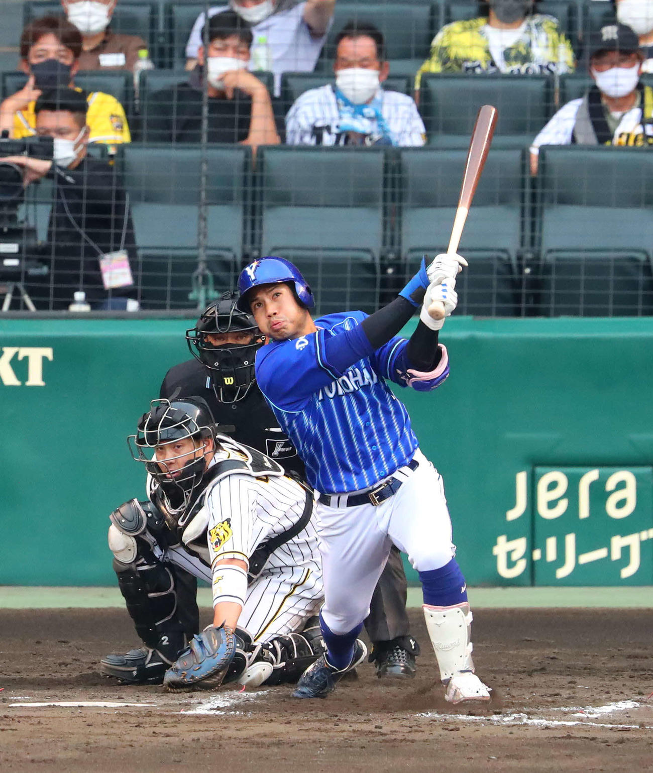 阪神対DeNA 7回表DeNA1死二塁、桑原は中越え逆転2点本塁打を放つ（撮影・宮崎幸一）