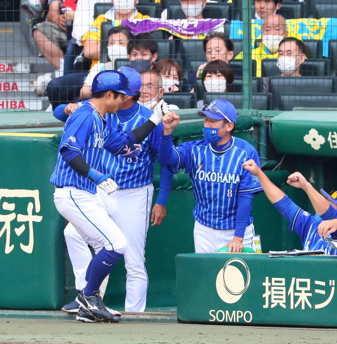阪神対DeNA 7回表DeNA1死二塁、桑原は中越え逆転2点本塁打を放ち三浦監督とグータッチ（撮影・宮崎幸一）