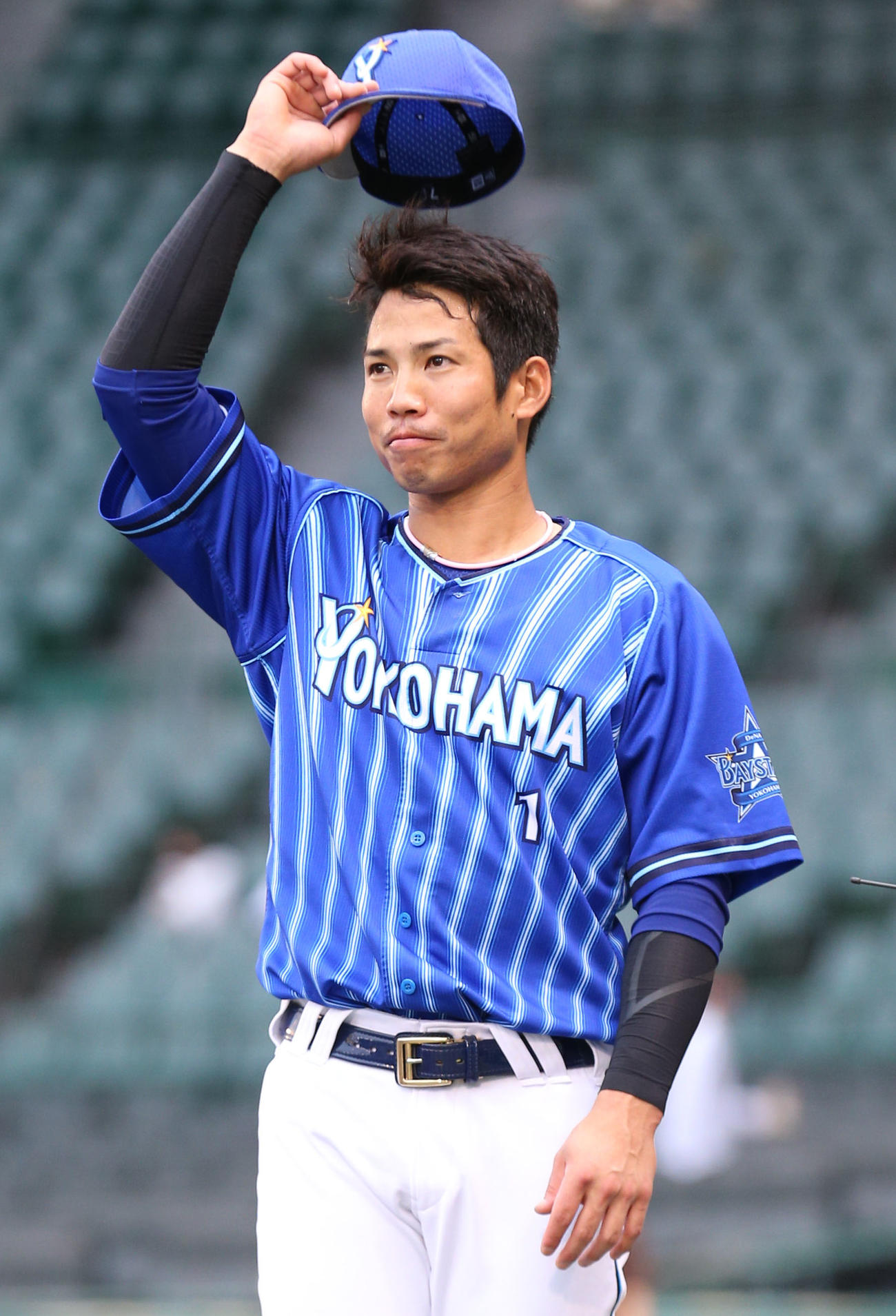 阪神対DeNA　ヒーローのDeNA桑原はファンの歓声に帽子をあげて応える（撮影・上山淳一）