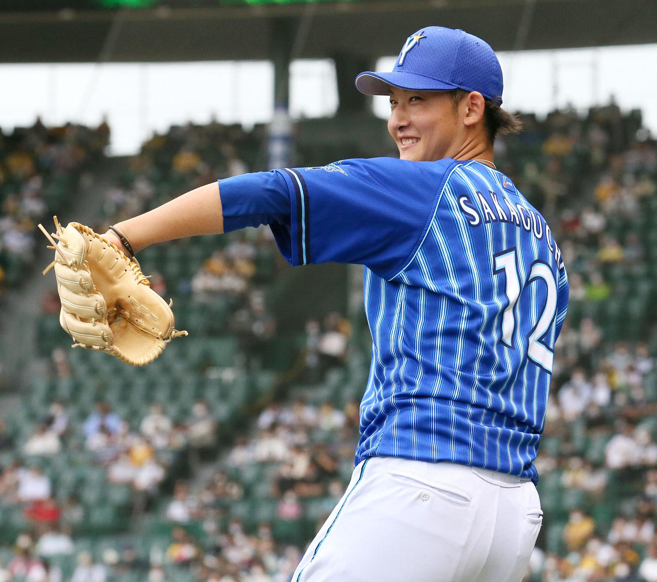阪神対DeNA　6回、DeNA阪口はベンチ前でリラックスした表情で準備する（撮影・上山淳一）