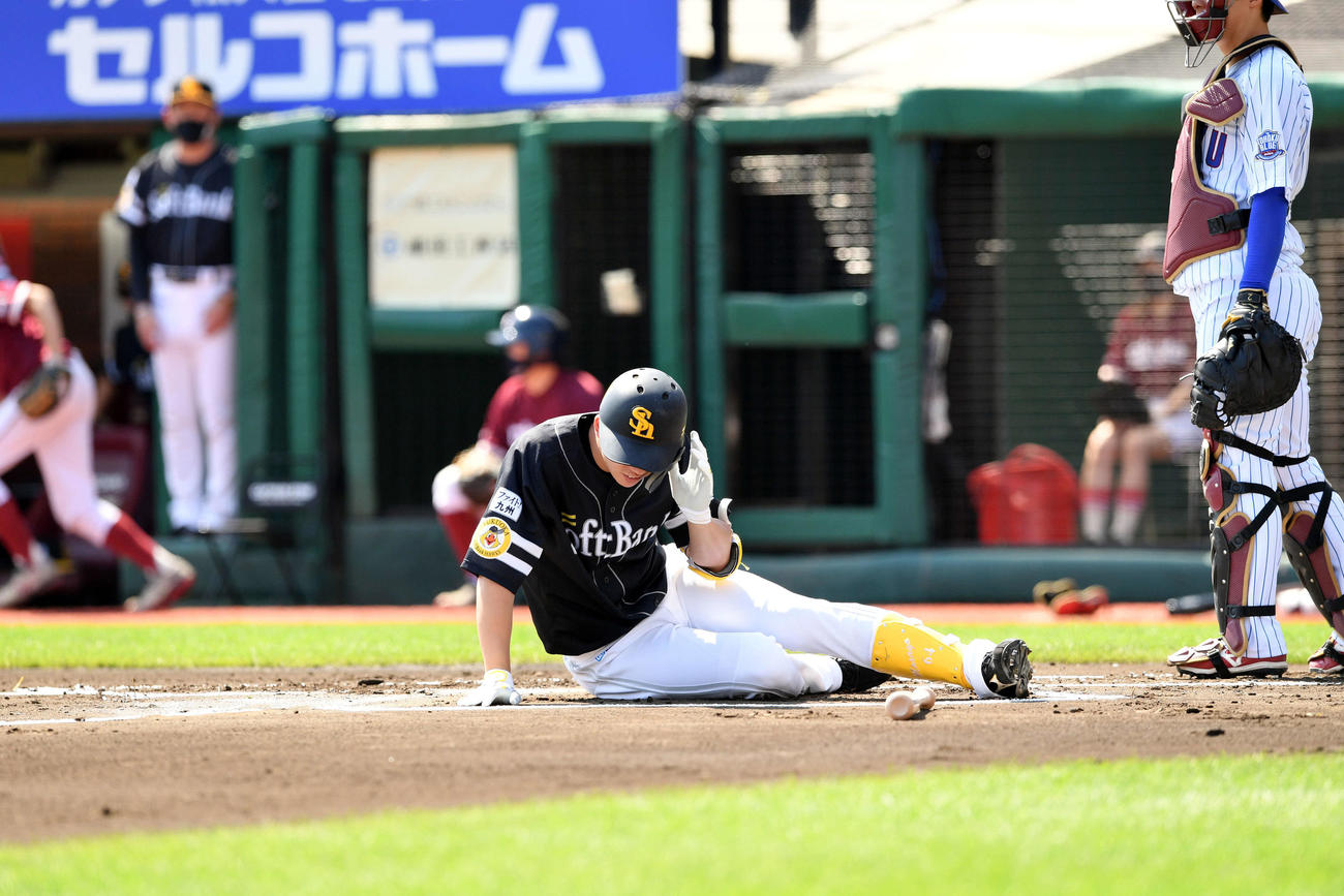 楽天対ソフトバンク　1回表ソフトバンク2死三塁、頭部に死球を受けた真砂（撮影・滝沢徹郎）