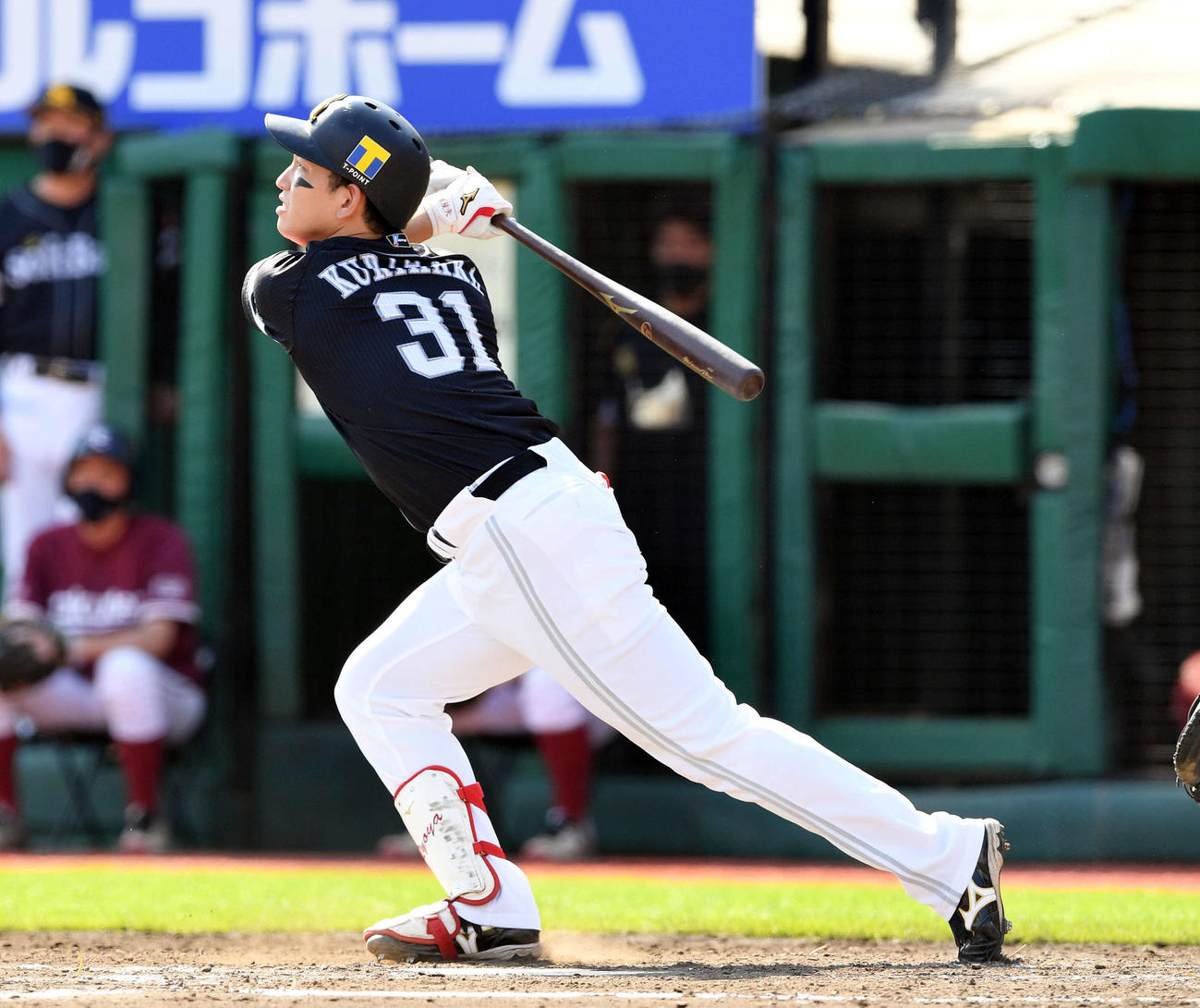 楽天対ソフトバンク　4回表ソフトバンク無死、栗原は右越えソロ本塁打を放つ（撮影・滝沢徹郎）