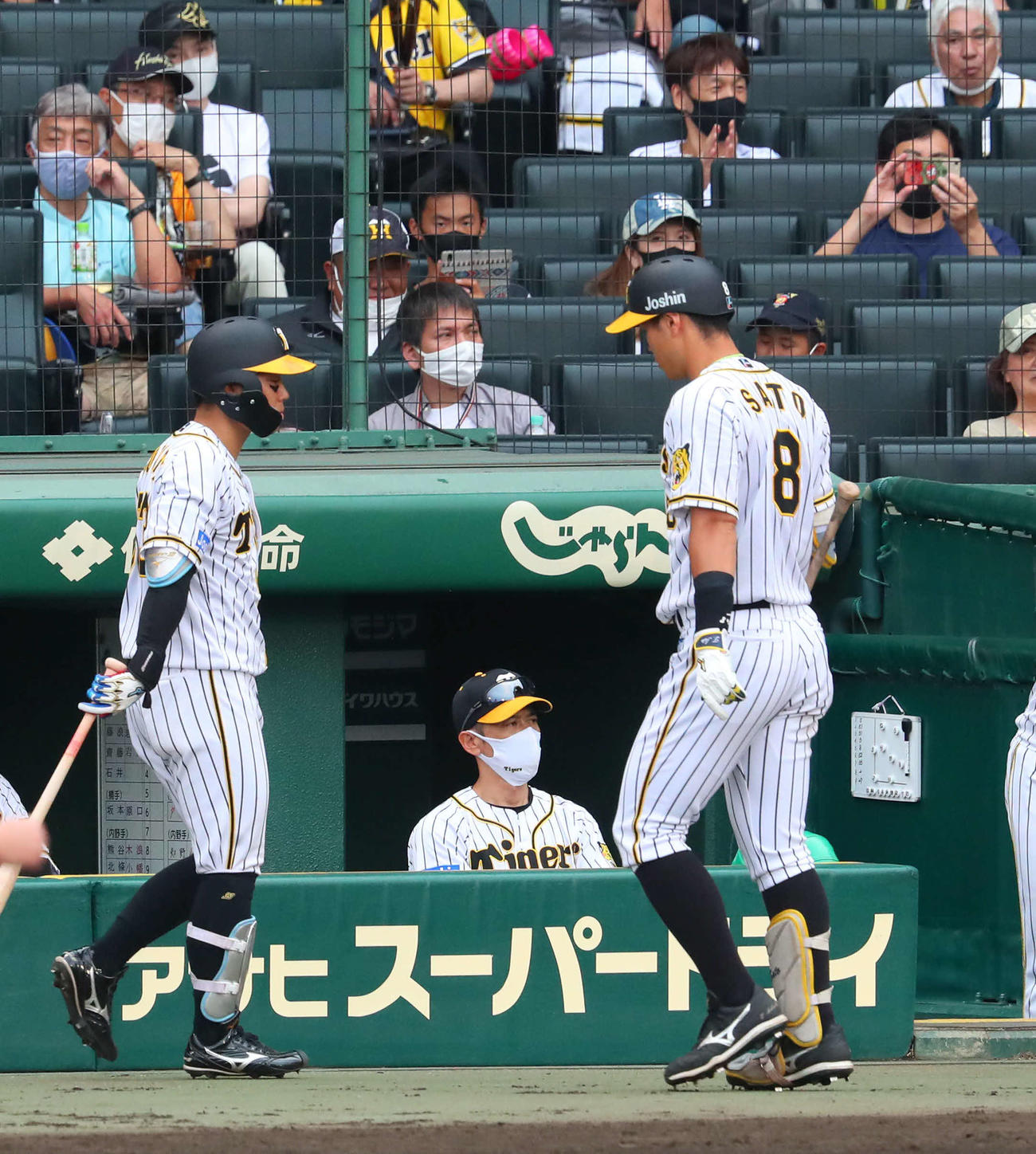 阪神対DeNA 7回裏阪神1死、佐藤輝は空振り三振に倒れる。中央は矢野監督、左は糸原（撮影・宮崎幸一）